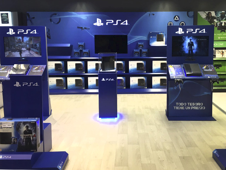 Vista frontal espacio publicitario con Totems interactivos y pantallas para Uncharted, Sony PS4